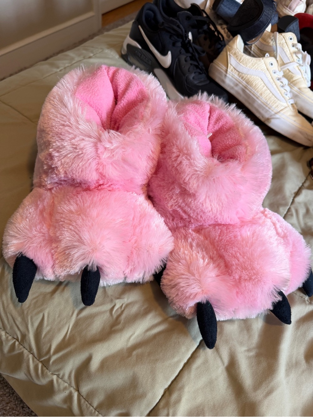 Kids Pink Fuzzy Claw Slippers - Plush Indoor Slippers- Medium (13-3)
